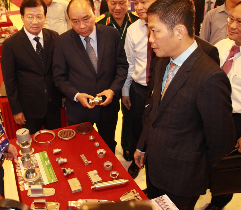 Thủ tướng Nguyễn Xuân Phúc xem các sản phẩm đúc của Công ty Eurocast